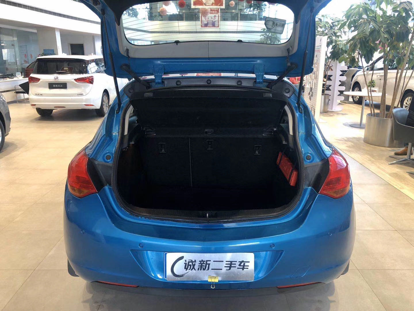两厢轿车 5门 时尚型 手自一体 6速 前轮驱动 1.6电子控制式燃料喷射