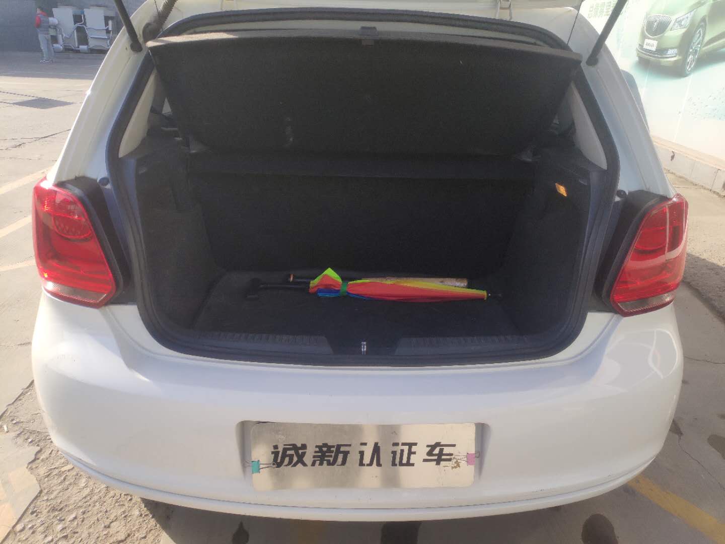 2013款 两厢轿车 5门 风尚版 手动 5速 前轮驱动 1.